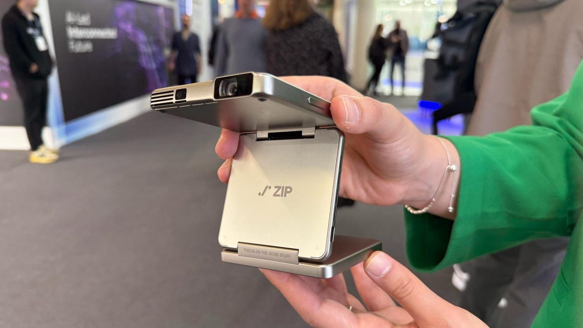 foldable-projector-mwc-2025