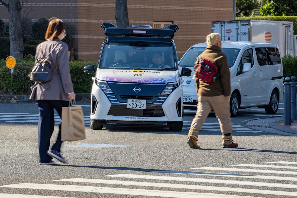 nissan-driverless-vehicles-urban-testing